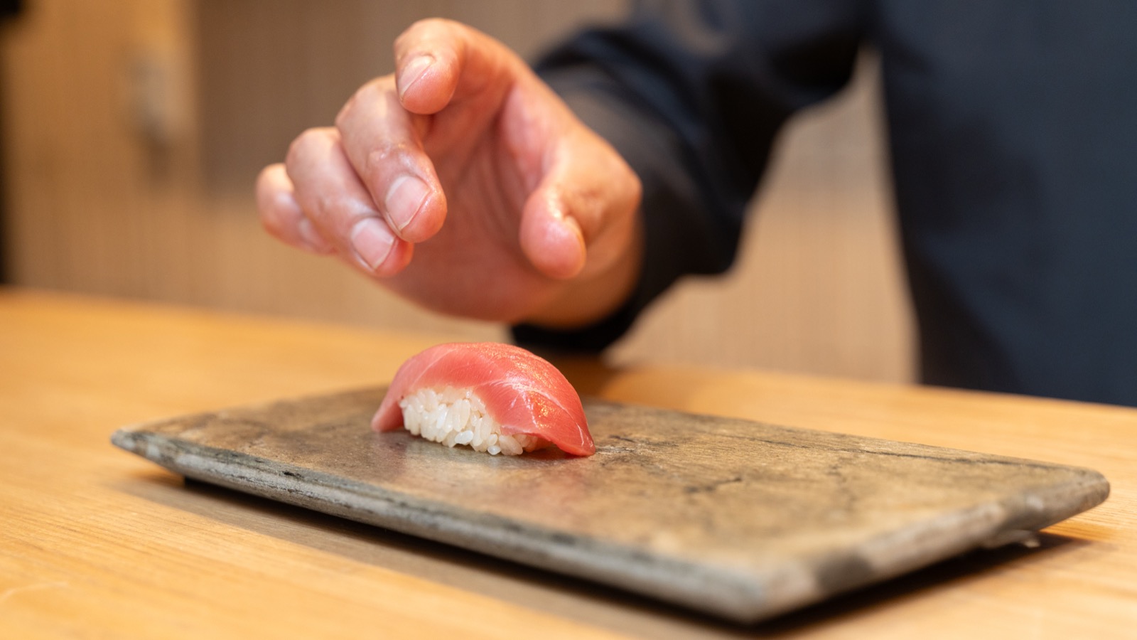 石皿に供されるまぐろの握り