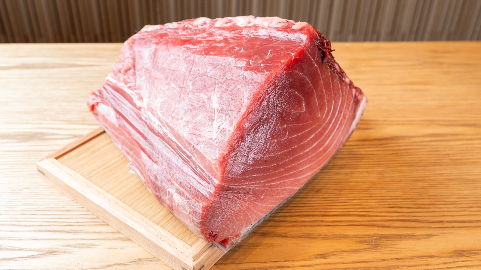仕入れた生本まぐろの塊